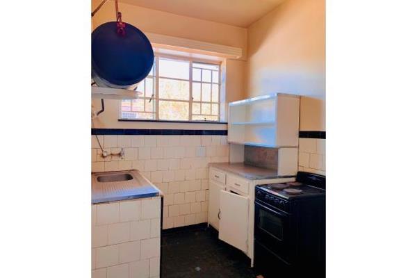 Yeoville 2 Bedroom Flat with separate dining/living area, Kitchen, separate bathroom ...