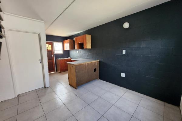 Neat 2 bedroom House in Pelican Park, conveniently located close to public transport, shopping centres, popular schools and places of ...