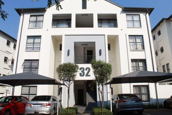 A prime 3 bedroom apartment for sale in The Cambridge, Bryanston. 

This modern 3 ...