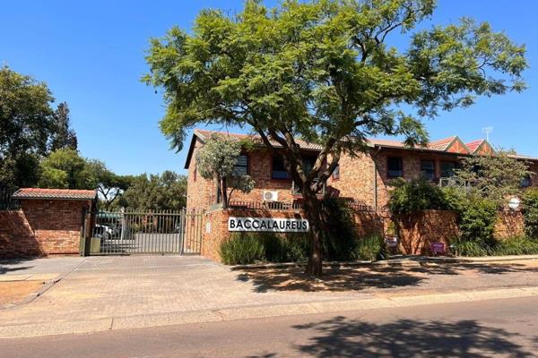 Spacious 2-bedroom apartment is situated in a small secure complex only a 3-minute drive from the University of Pretoria.

Tiled ...