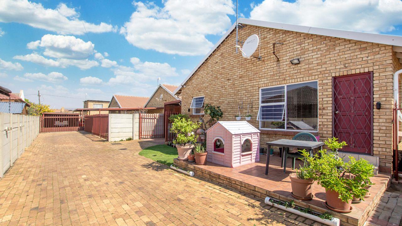 3 Bedroom House for sale in Greenhills 13 Fritz Krampe Road P24