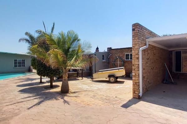 This property offers the following:

3 Bedrooms
2 Bathrooms with showers
Lounge

Braai Area
2 Carports

Communal Swimming Pool

Water ...