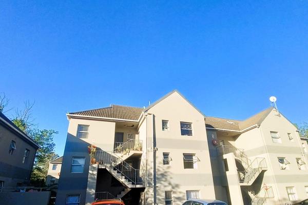 Located in the vibrant center of Durbanville, this generously sized apartment features:

- Two bedrooms equipped with built-in ...