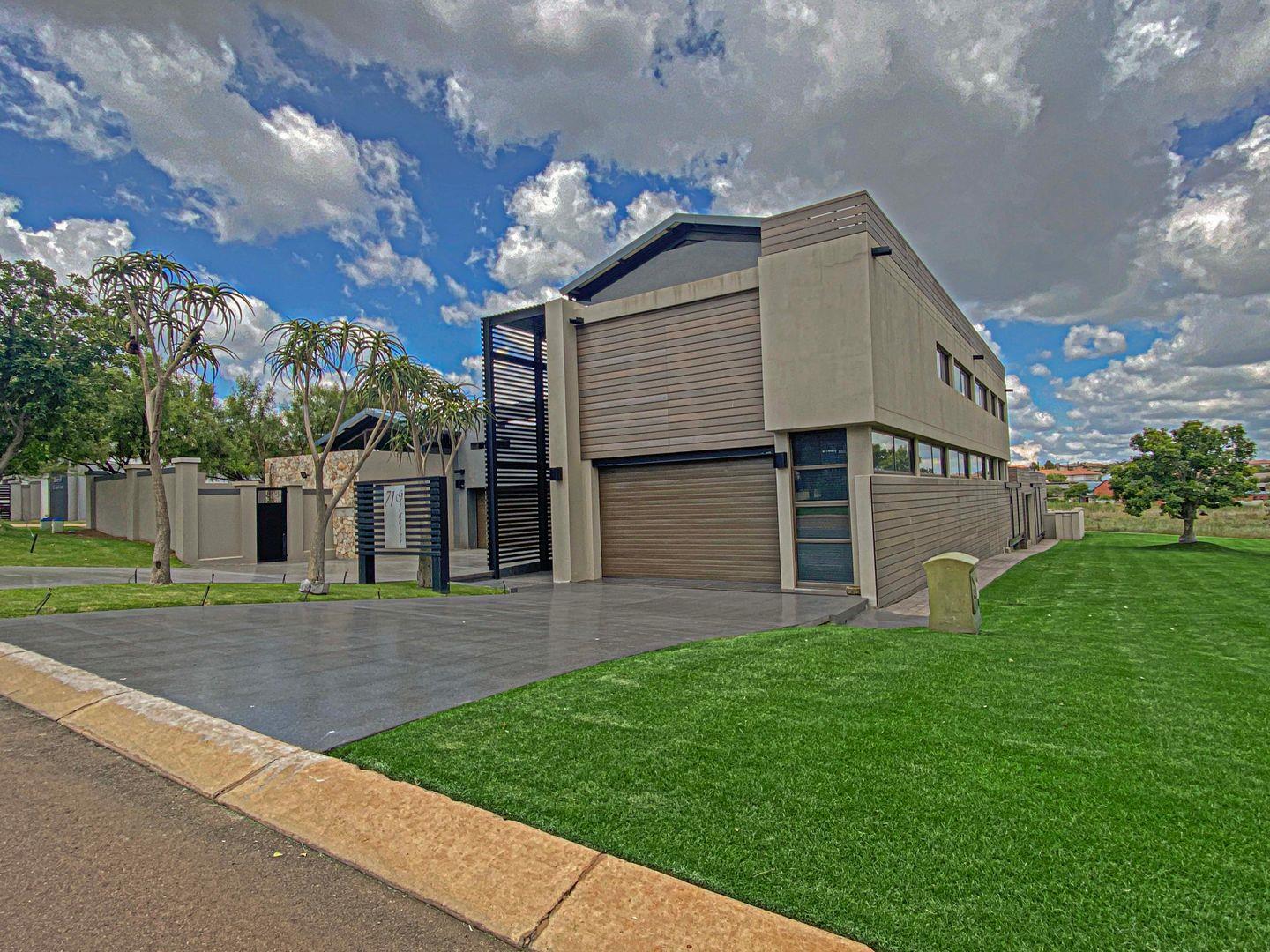 4 Bedroom House for sale in Midstream Hill Estate P24111149837