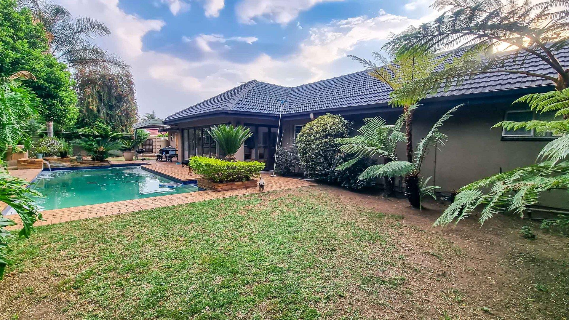 3 Bedroom House for sale in Farrarmere P24113401115