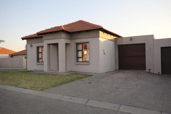 Modern Lock up and go Townhouse

Open plan living room leading to kitchen with gas stove, granite tops and washing machine ...