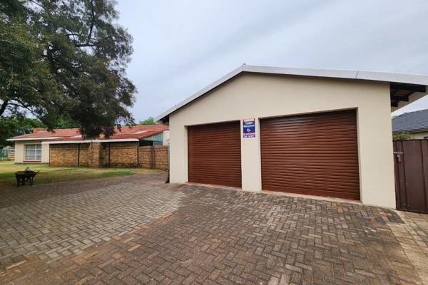 Upon entrance the lounge and diningroom is combined in an open plan layout, flowing into a well appointed kitchen with plenty wooden ...