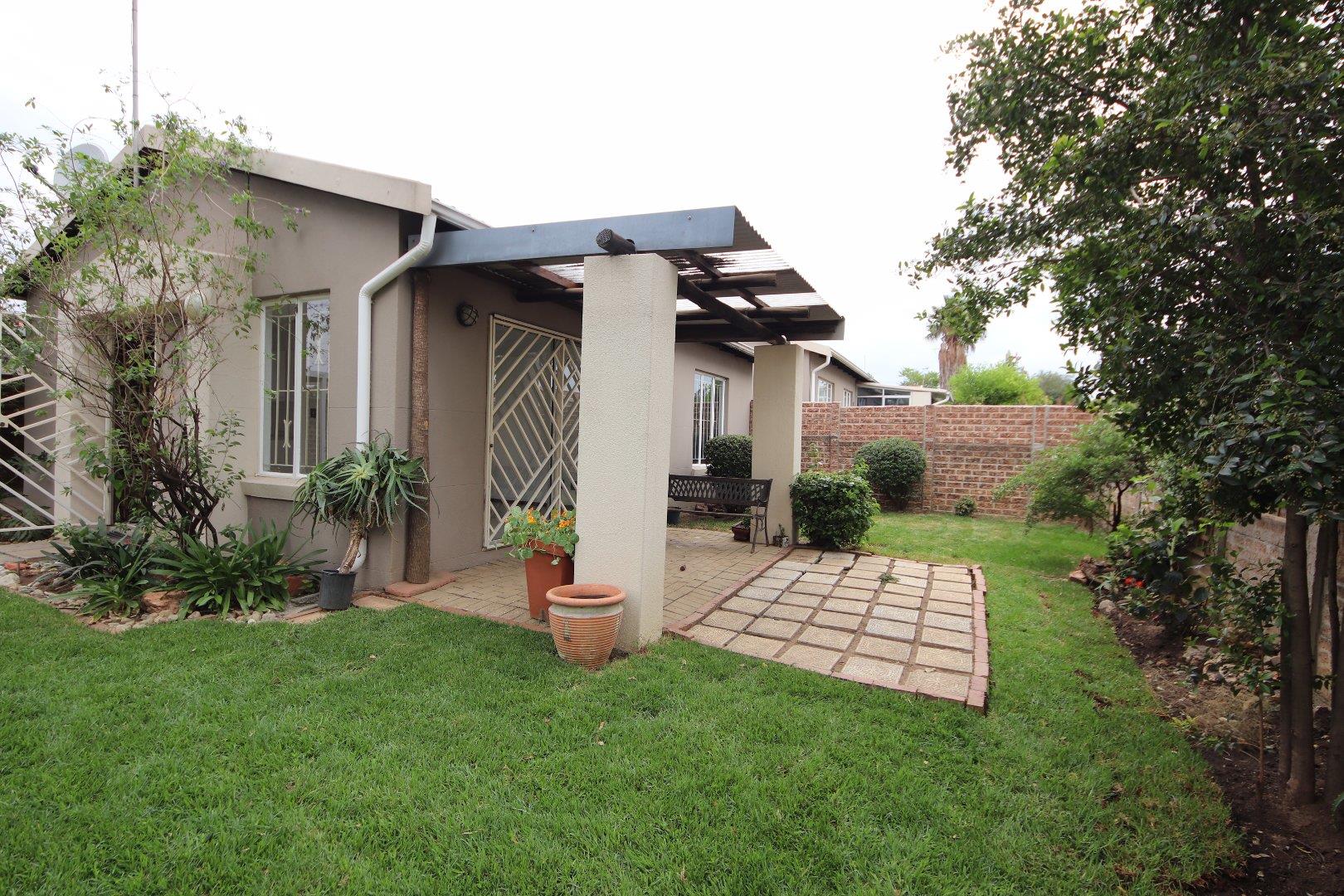 2 Bedroom Townhouse for sale in Eden Glen P24113449423