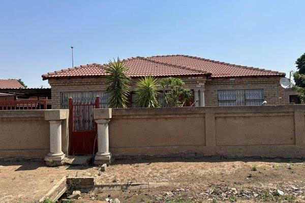 It has 3 bedrooms and 2 bathrooms with main en-suite. 
The house needs some finishing up as its incomplete. 
It also consists of 3 ...