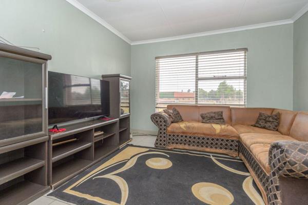 Welcome to this delightful ground floor townhouse located in a convenient and vibrant ...