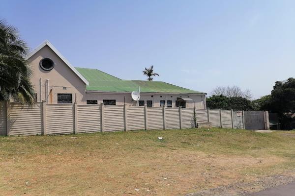 An absolute bargain perfectly located in a security complex in Port-Shepstone.
This one bedroom one bathroom apartment is ideal for ...