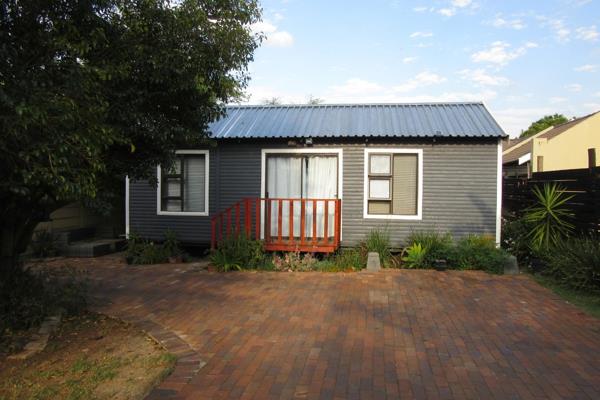 Newly built, 2 roomed cottage set in beautiful garden with braai area and swimming pool. ...