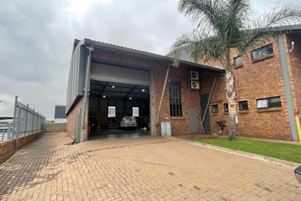 Introducing a fantastic opportunity for industrial business owners in the heart of Middelburg Central, Middelburg. This expansive 450m2 ...