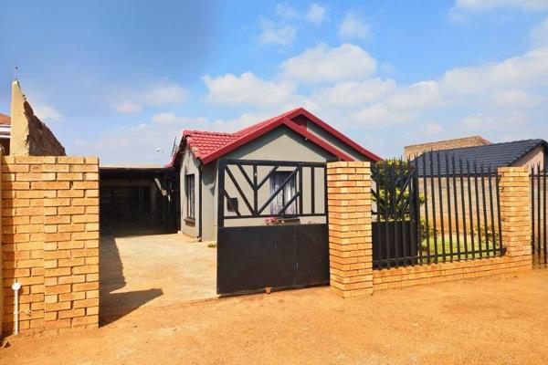 Discover this inviting property available for rent in Naturena, offering an array of amenities for comfortable living:

Property ...