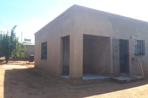 3 bedrooms
Spacious Lounge
Kitchen
Bathroom and toilet no geyser 
2 outside rooms
Bathroom not complete 
Walled 1 side with a gate