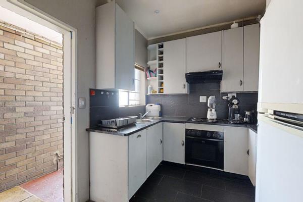 Introducing this delightful and spacious 2-bedroom flat, featuring built-in cupboards in ...