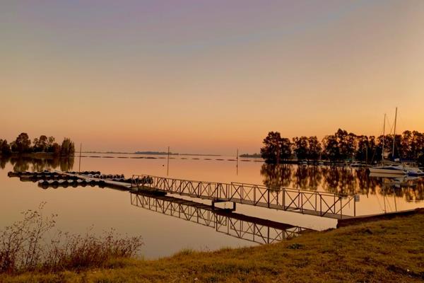 Nice and cosy breakaway unit with a view on the dam, stone through from the dam. This unit include the boat and the golf cart. Cosy ...