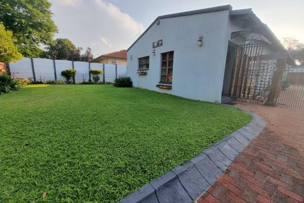 This is a spacious 3 bedroom house.

Located 100m from Danie Malan school
New School opening soon

Close to Pick &amp; Pay ...