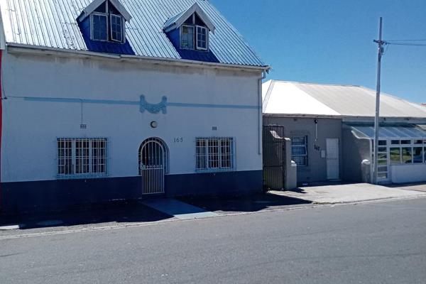 Room to Let in a house in Maitland. R 3360 .