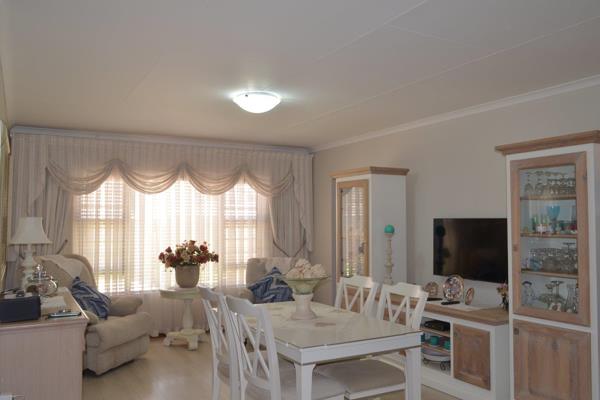 Ultra neat 2 Bedroom house with Patio and private garden in Bronberg Retirement Estate - quiet street:
* Offering:
Open plan ...