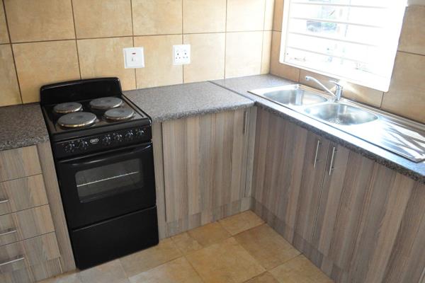 Beautiful bachelor flat for a SINGLE working professional. 
*Open plan, Full Kitchen, seperate bathroom
*Approx 7km from Soltech and ...