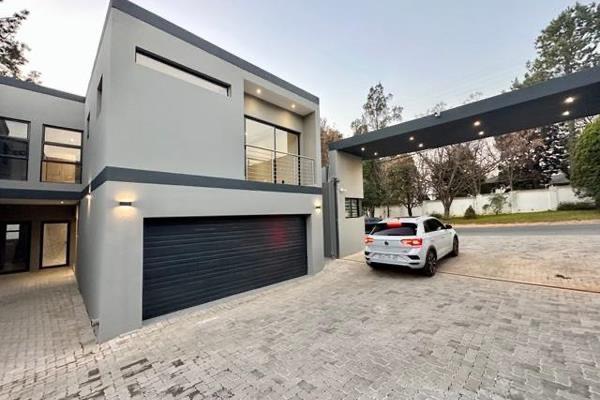 Secure residential estate in Bryanston, Sandton, Gauteng which offers 17 houses ! Stunning 3 bedroom all en-suite!

Presenting an ...