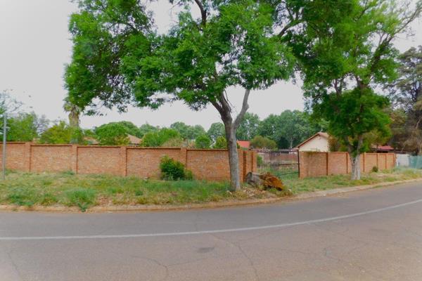 Rezoned for the development of four units!
This is a unique opportunity for the buyer who wants to develop. The stand is on a corner ...