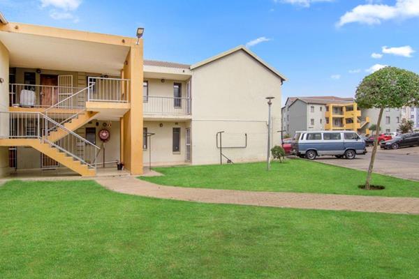 This Neat ground floor apartment, 2 bedroom and 1 bathroom.

Modern open plan lounge and kitchen.

Home is on the ground floor with ...