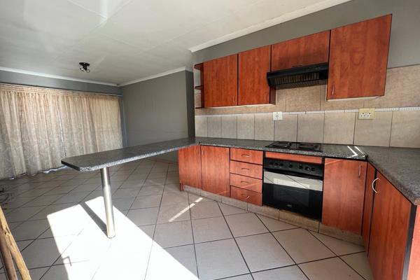 Kitchen / lounge - Open plan
3 Bedrooms, 2 Bathrooms, 
Garage
Pet friendly