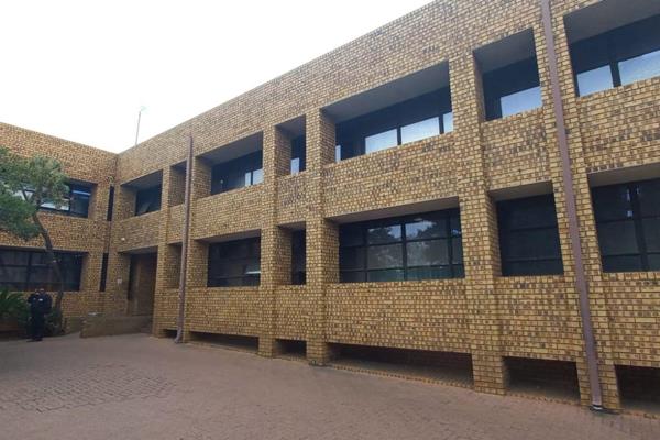 Welcome to this fantastic commercial property located in the heart of Witbank Central, Witbank. This 25m2 office space is perfect for a ...