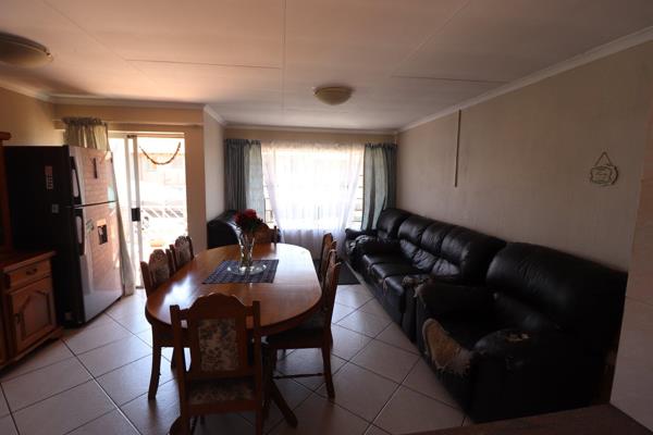 This neat upstairs unit offers:

3 large bedrooms with plenty cupboard space. The bedrooms are carpeted.
2 bathrooms - main en suite ...