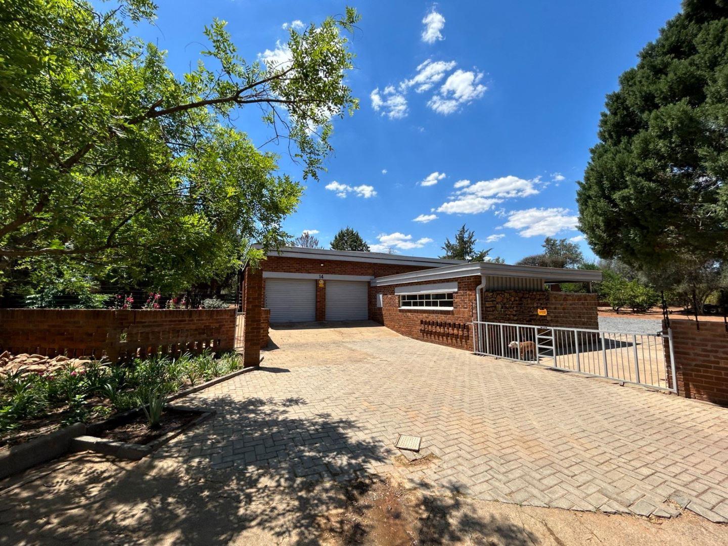 4 Bedroom House for sale in Barkly West 14 Wakeford Street P24