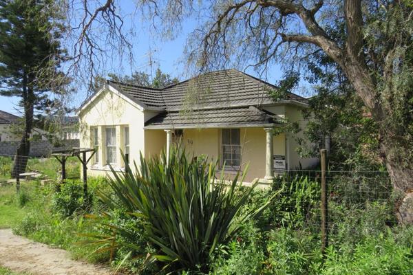 This is a sturdy Settler Cottage, on the busy R72, across the road from the ...