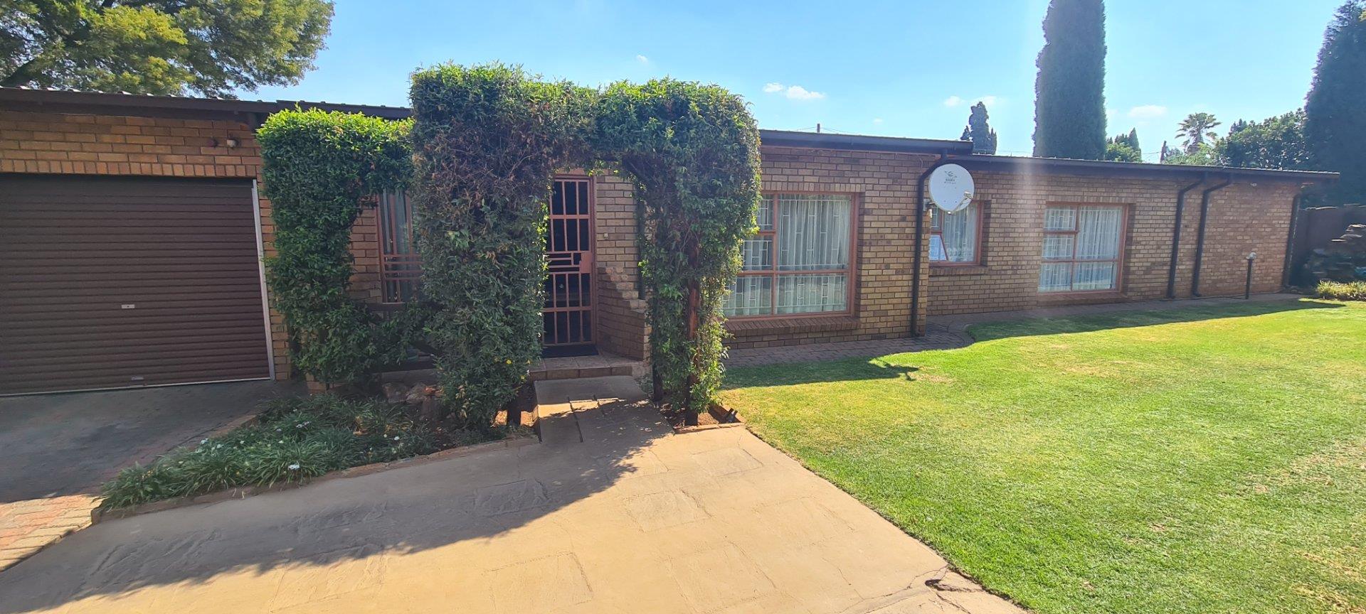 3 Bedroom House for sale in Strubenvale P24113511541