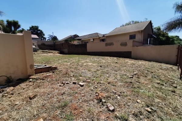 Vacant stand for sale in the popular area of Lyttelton Manor. This 432m2 plot is walled in at three sides with high walls. Here is a ...