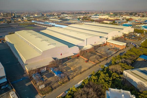 This neat warehouse facility of 7,177m2 is located in Alrode MultiPark, a secure ...