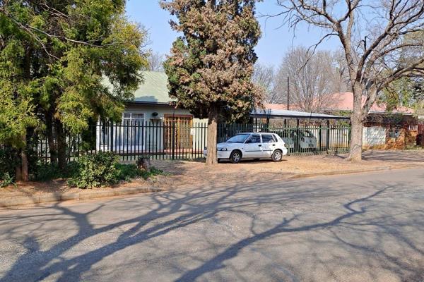 This Bachelor Flat in the house for rent  in Die BULT Potchefstroom. The Flat consists of  1 bathroom, shower, toilet and basin. 
 ...