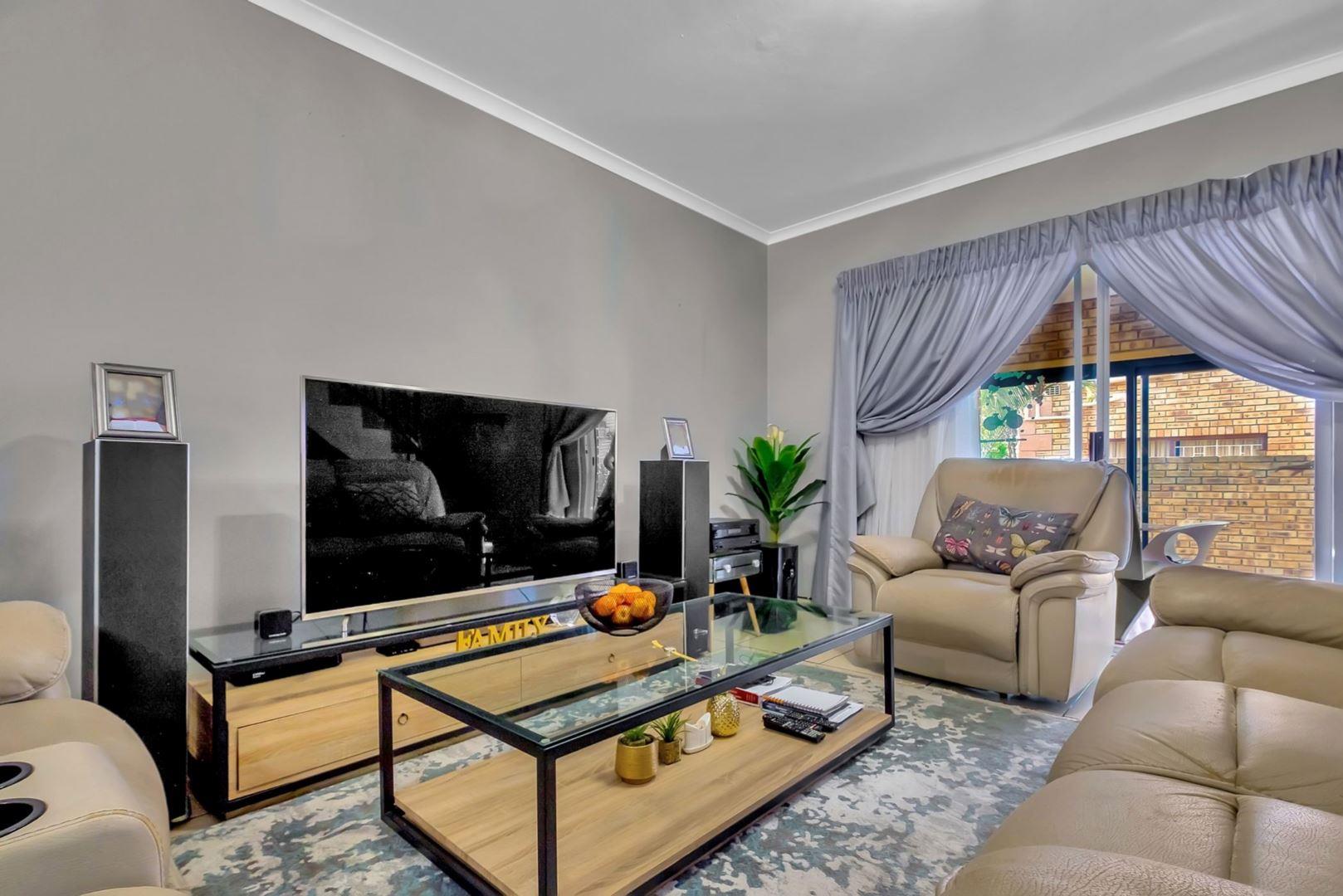 4 Bedroom Townhouse for sale in Honeydew Manor 20 Saayman Road P24