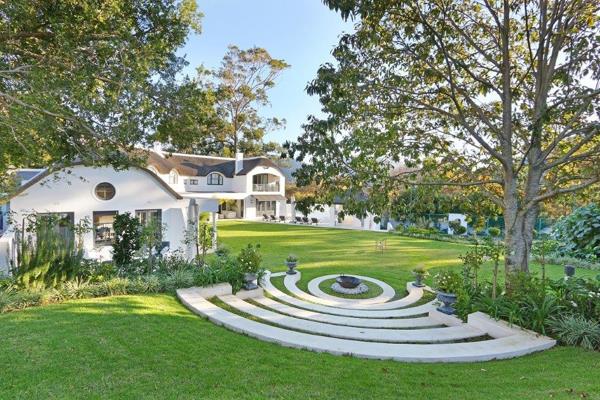 Nestled within the prestigious Upper Constantia, this exquisite and opulent 3-bedroom thatched home embodies the epitome of luxury ...