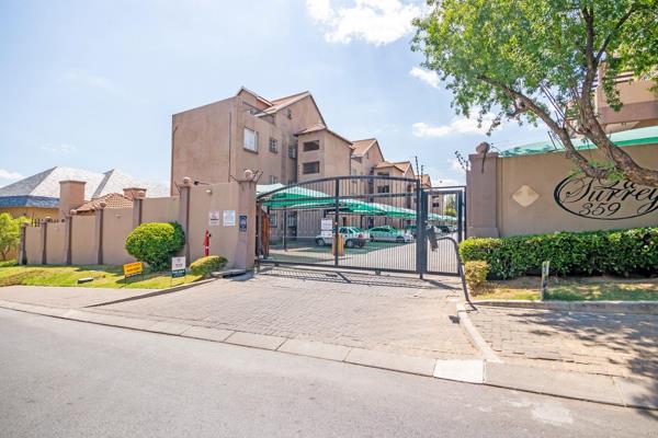 This spacious ground floor 2-bedroom apartment in a 24-hour security complex with a swimming pool in Ferndale offers a comfortable and ...