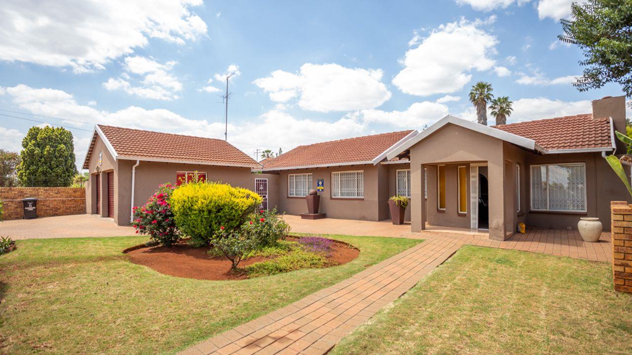 4 Bedroom House for sale in Bakerton P24108584955