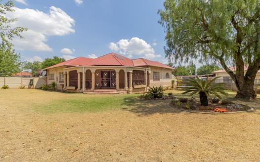 6 Bedroom House for sale in Selection Park