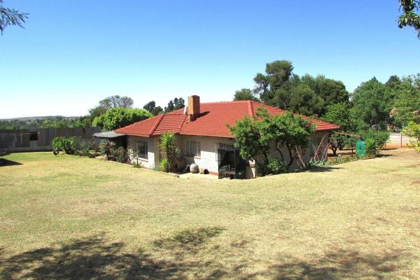 A Lovely Family home in Hillshaven with ample space to extend is here!!! This home is on a stand size of 2 300sq. Ideal for a family ...