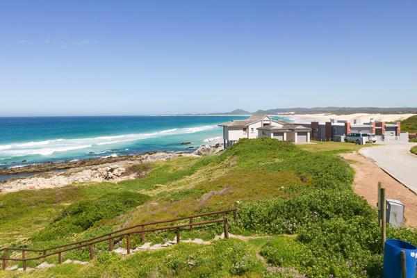 Experience the awe-inspiring beauty of breaking waves on rocky shores from this seafront stand in Oyster Bay. The view is as rare as ...