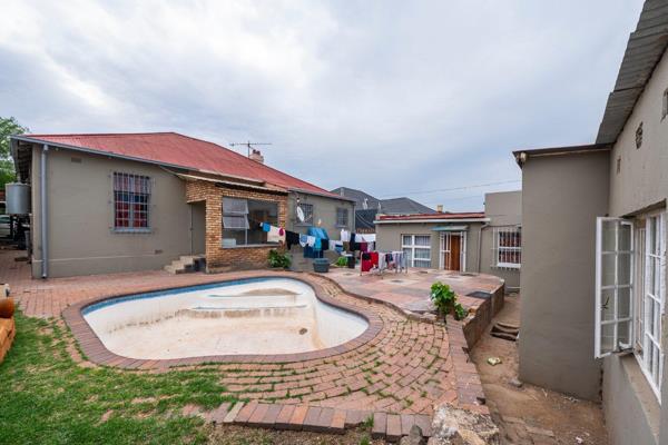 •House 2 - Rental Income of R7500
   - Three spacious bedrooms
   - Two modern bathrooms

•Cottage 1 - Rental Income of R3500
   - ...