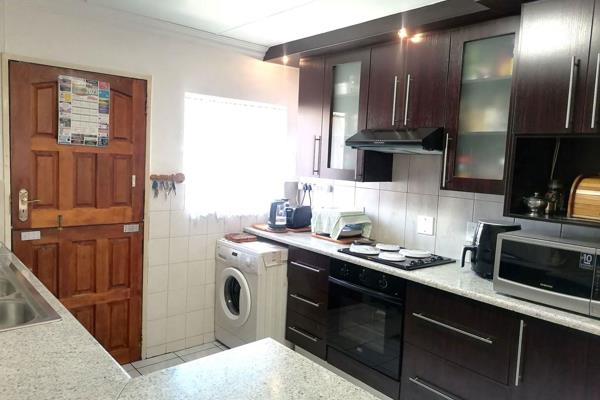 Welcome to this delightful 3 x Bedroom, 2 x Bathroom family townhouse situated in Glen Marais, close to Malls/Shops, Restaurants ...