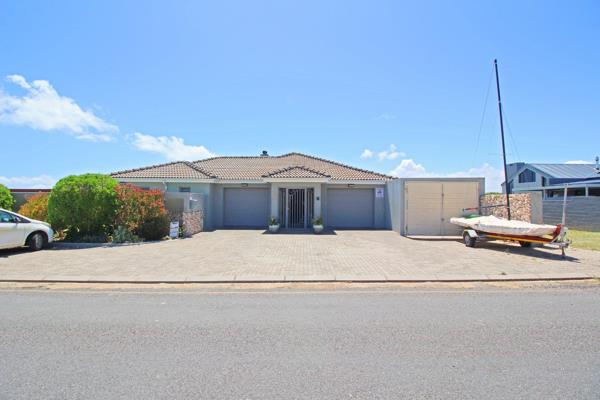 Welcome to this spectacular family home. 

Nestled near the picturesque Shark Bay and the West Coast National Park. This residence ...