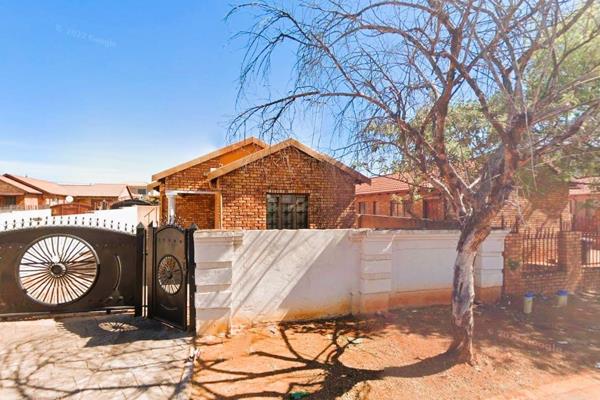 Harcourts Evolve is proud to offer you this pet-friendly 3-bedroom property in the very popular suburb of Philip Nel Park, Pretoria. ...