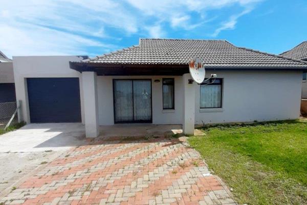 3 Bedroom home in Kidds Beach 

ID PROPERTIES is excited to present to you this modern 3-bedroom home situated in the Umlele Heights in ...