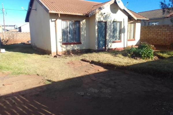 This full title  property with loads of potential is up for sale in Ext 4 Protea Glen.
The house consists of 2 bedrooms,separate ...